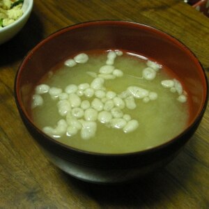 オクラと天かすの味噌汁